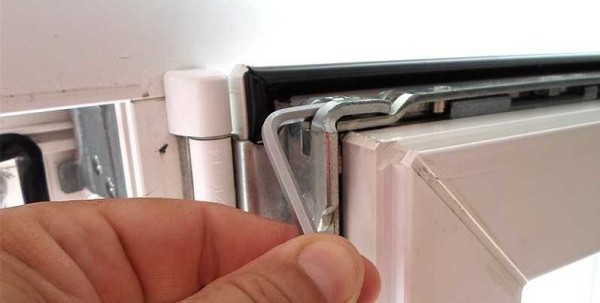 Réglage de la charnière supérieure de la fenêtre en plastique