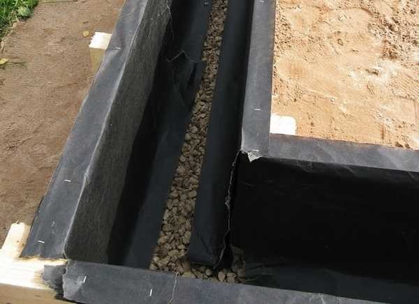 Pour le coffrage, des planches de 150 * 50 mm ont été utilisées, afin qu'elles puissent être utilisées à l'avenir, elles ont été ébréchées avec de la glassine. Après avoir démonté le coffrage (lorsque le béton a saisi), ils ont été démontés et placés comme des bûches de sol