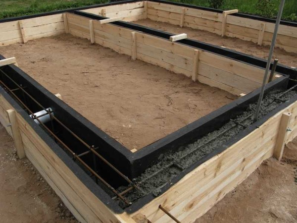 Un cadre connecté est installé dans le coffrage, qui est ensuite coulé avec du béton d'une qualité non inférieure à M-200