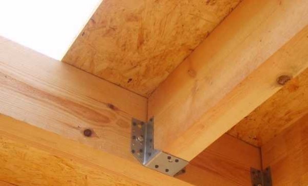 Les décalages au sol sont fixés au harnais avec de tels supports