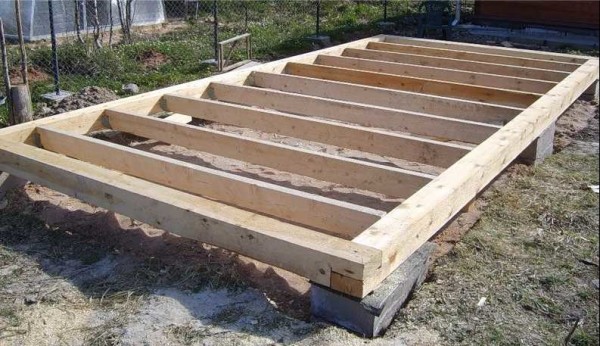 Le début de la construction de la grange. L'imperméabilisation a été posée sur les fondations, un cerclage a été posé dessus et une barre a été attachée au cerclage