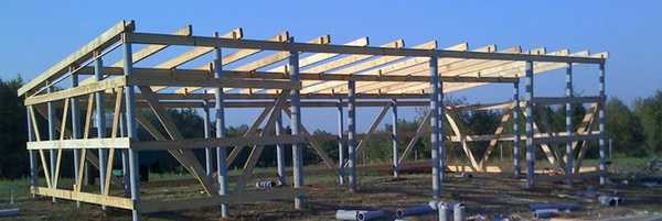 Une remise avec un revêtement en bois sur une charpente métallique est construite comme ceci