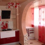 Répétition réussie du motif sur les rideaux et la forme du lustre
