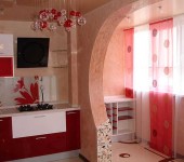 Répétition réussie du motif sur les rideaux et la forme du lustre