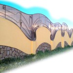 Cette belle clôture nécessite beaucoup de compétence - il n'est pas facile d'afficher des surfaces non linéaires