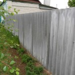 L'ardoise ondulée peut également être utilisée pour les clôtures de la rue ou à l'intérieur de la cour.