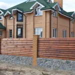 Socle en moellons, piliers en brique, entre lesquels se trouvent des cloisons en planches