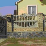 Cette clôture combinée a un socle en dalles, des piliers en briques auxquels des dalles décoratives en béton sont fixées