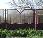Combinaison familière - métal et polycarbonate