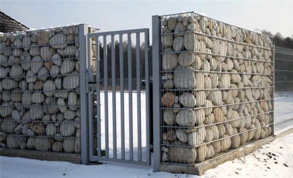 Clôture en pierre construite à l'aide de la technologie sèche - pas de mortier - les rochers sont coulés dans une grille