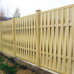 Une autre option pour une clôture faite de planches incurvées entre les supports, mais cette fois les planches sont placées verticalement