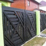 Une belle clôture en bois se compose de boucliers assemblés avec un motif géométrique complexe