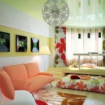 Conception gaie et gaie d'un appartement d'une pièce - murs simples et sol clair, et accents - une partition de stores verticaux et de textiles