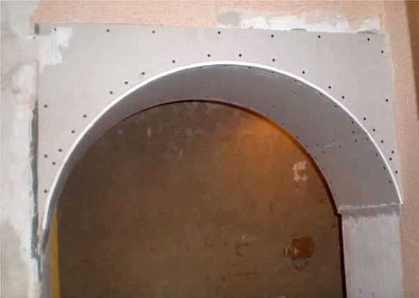 Fixation d'une bande de placoplâtre à l'arc