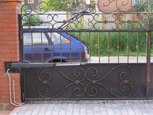 Exemple d'installation d'un mécanisme linéaire d'ouverture de portails et de guichets