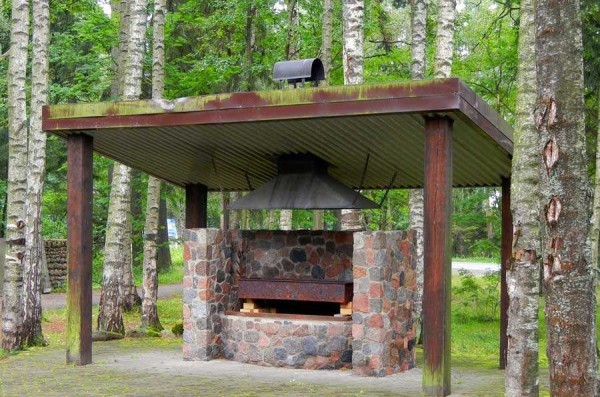 Un simple barbecue ou barbecue en briques dans le pays ou sur le site peut être construit sans expérience