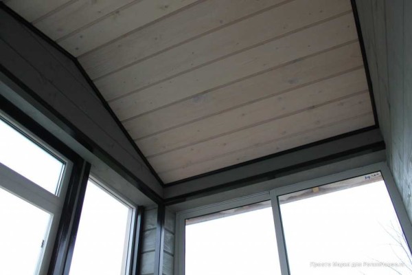 Plafond - doublure, peint avec une teinture claire