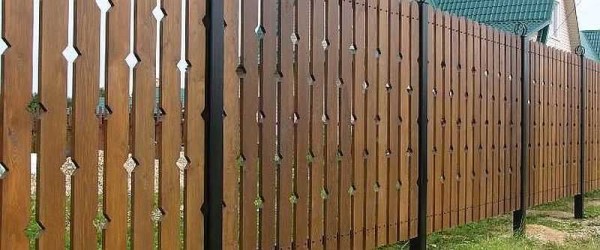 La version translucide de la clôture à piquets est décorée de petites coupures