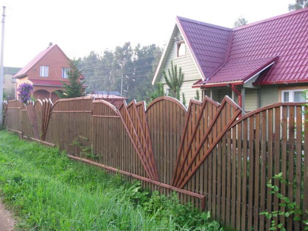 L'approche non standard et le caractère décoratif de la clôture à piquets ont augmenté à plusieurs reprises