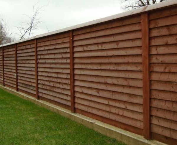 Les clôtures en bois à chevrons créent une couverture solide