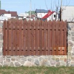 Une des options pour une clôture en damier sur un socle et avec des piliers en pierre
