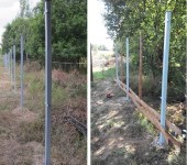 Poteaux peints et les trois premières planches, tressées entre les deux extérieures