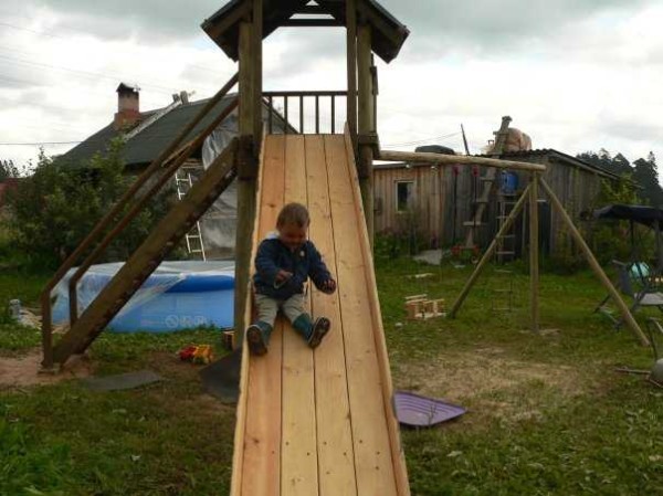 Le toboggan pour enfants en bois doit être soigneusement poncé