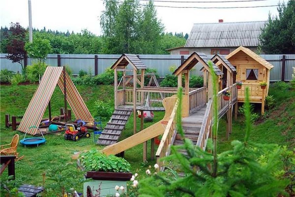 L'herbe à gazon est idéale pour les petits enfants.