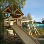Toboggan en bois - seule partie du coin de jeu pour les enfants du pays
