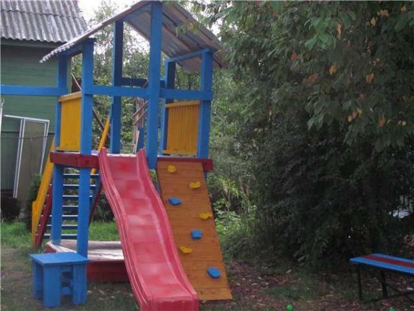 Ce toboggan pour enfants est fabriqué à partir d'un plateau en plastique prêt à l'emploi
