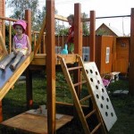 Autre option: une aire de jeux à faire soi-même avec un toboggan, une maison haute, un mur d'escalade et un bac à sable en dessous