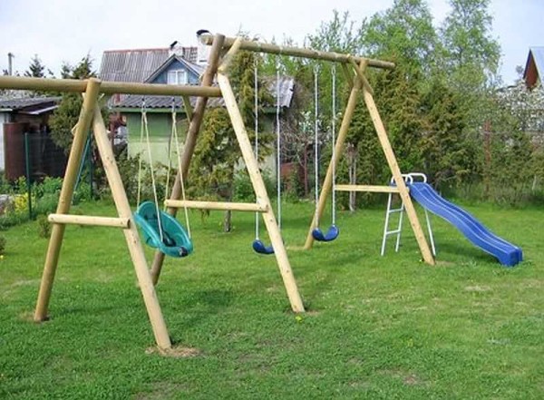 Différents types de balançoires pour enfants dans un même complexe