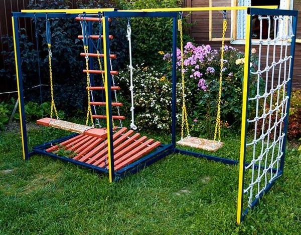 Un mur de corde et une échelle sont un excellent moyen de rendre le terrain de jeu plus amusant à jouer.