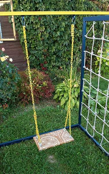 Un morceau de planche peut être un siège pour une balançoire suspendue pour enfants