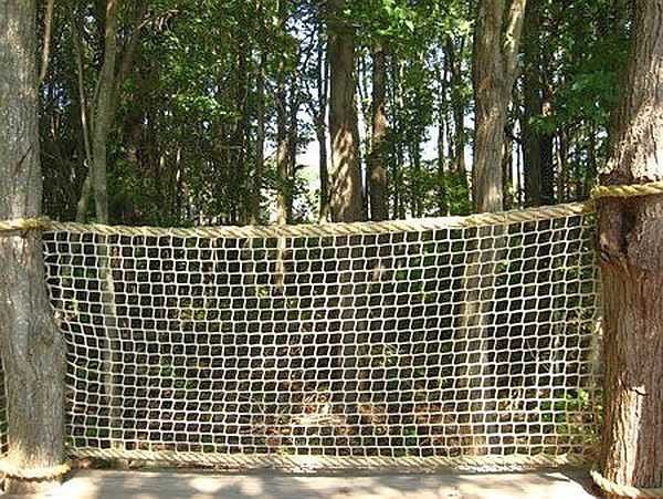 Clôture en corde pour le terrain de jeu - durable, peu coûteuse, fiable et sûre