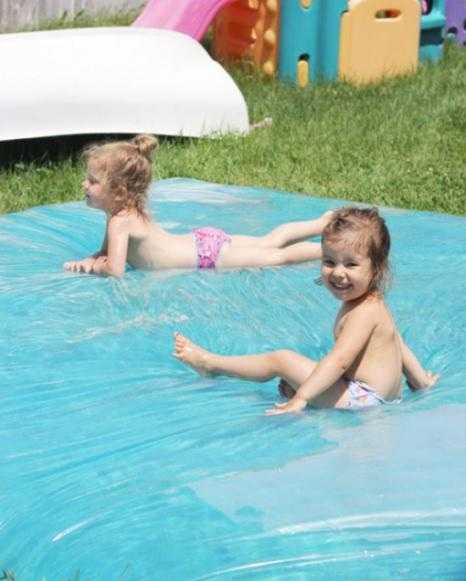 Un matelas à eau dans la chaleur est le meilleur endroit pour se reposer