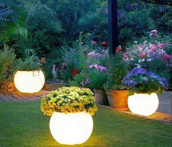 Les pots en argile peints avec de la peinture luminescente le soir ne brillent pas plus que des lanternes