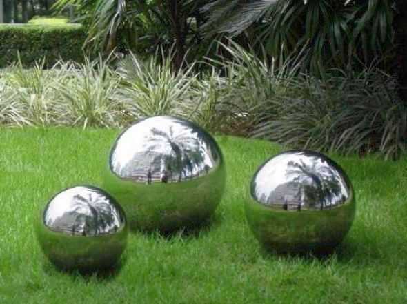 Les boules à facettes sont des boules peintes avec de la peinture effet chrome