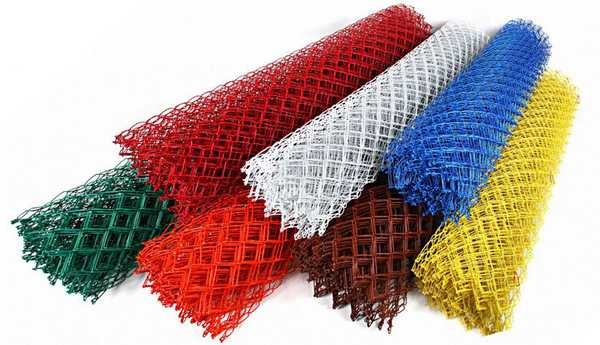 Le filet en filet enduit de PVC est une bonne option pour les clôtures de jeux