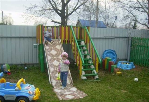 Pour une vitesse de descente plus élevée, le toboggan pour enfants peut être gainé de linoléum