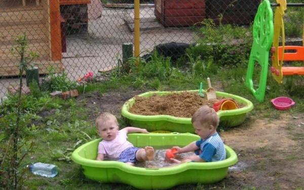 Les petits enfants ont besoin d'une petite aire de jeux