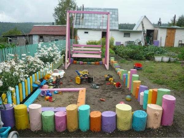 La clôture peut être en chanvre, peinte de différentes couleurs.