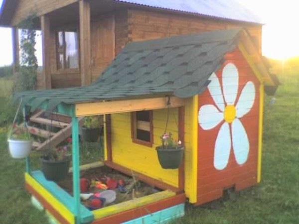 Une des options pour une maison d'enfants avec un bac à sable sous un même toit