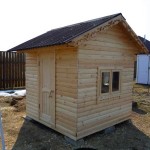 Maison en bois pour enfants, bordée de bardeaux