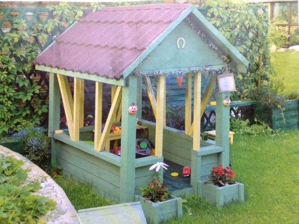 Maison d'enfants d'été en bois