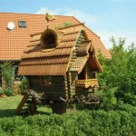 Une maison, comme dans un conte de fées - sculptée, sur un chanvre