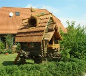 Une maison, comme dans un conte de fées - sculptée, sur un chanvre