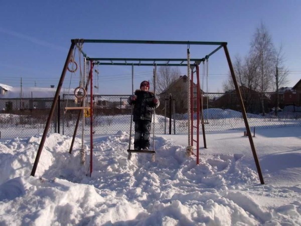 Les garçons plus âgés ont besoin d'une barre horizontale, d'une corde et d'anneaux