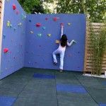 Mur d'escalade pour les enfants sur la clôture
