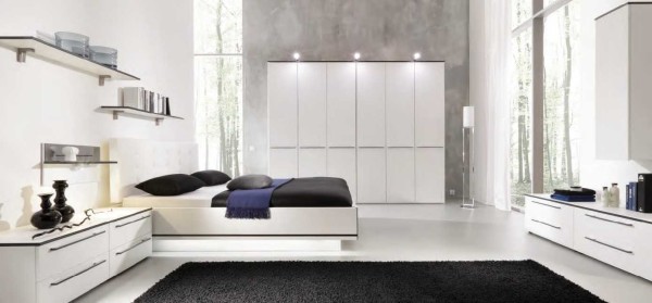 Seuls les meubles nécessaires, quelques éléments de design et une palette de couleurs laconique